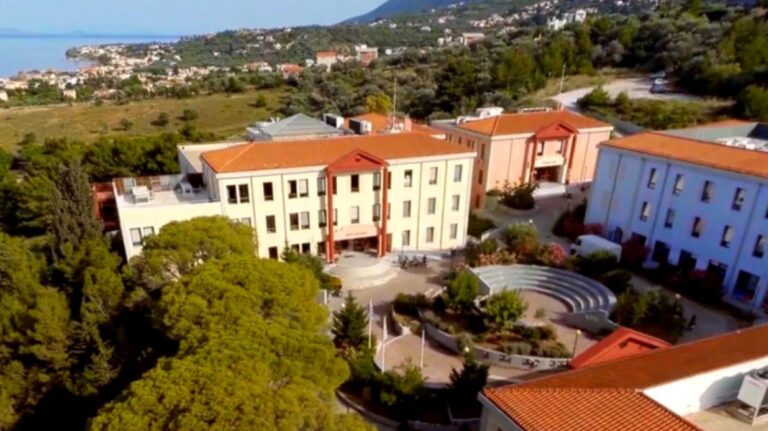 Απίστευτή καταγγελία κατά του Πανεπιστημίου Αιγαίου: Κάνουν έξωση σε φοιτητές για να κάνουν τα δωμάτια τους τουριστικά καταλύματα!