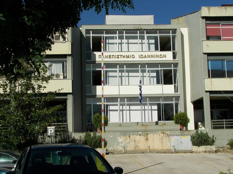 Αναστάτωση στα ΑΕΙ: Στους δρόμους και οι πανεπιστημιακοί – Διαμαρτύρονται για μισθολογική υποβάθμιση