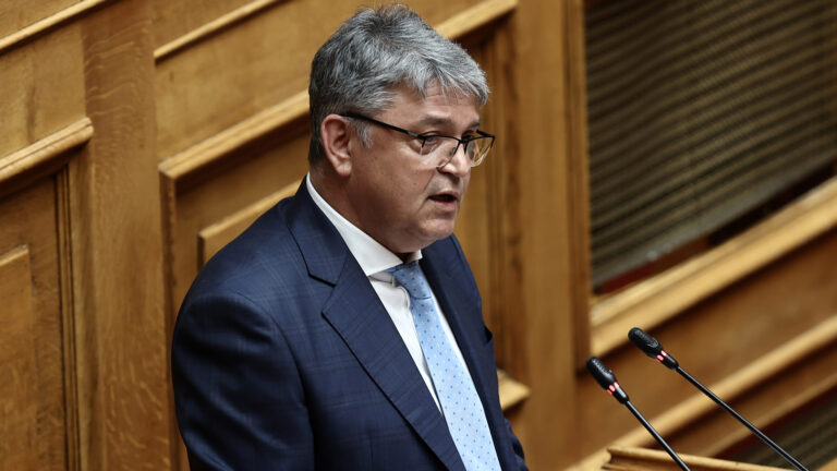 Nάτσιος: «Να επανέλθουν στα σχολεία η μαθητική στολή και η έπαρση σημαίας»