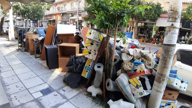 Θεσσαλονίκη: Γέμισε το πεζοδρόμιο με ογκώδη – Μήνυση από τον δήμο και καμπάνα 500 ευρώ