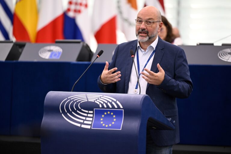 Σάκης Αρναούτογλου από το Στρασβούργο: Η Δεξιά και η ακροδεξιά παγώνουν την προστασία των υδάτων και στέλνουν τον λογαριασμό στους πολίτες.